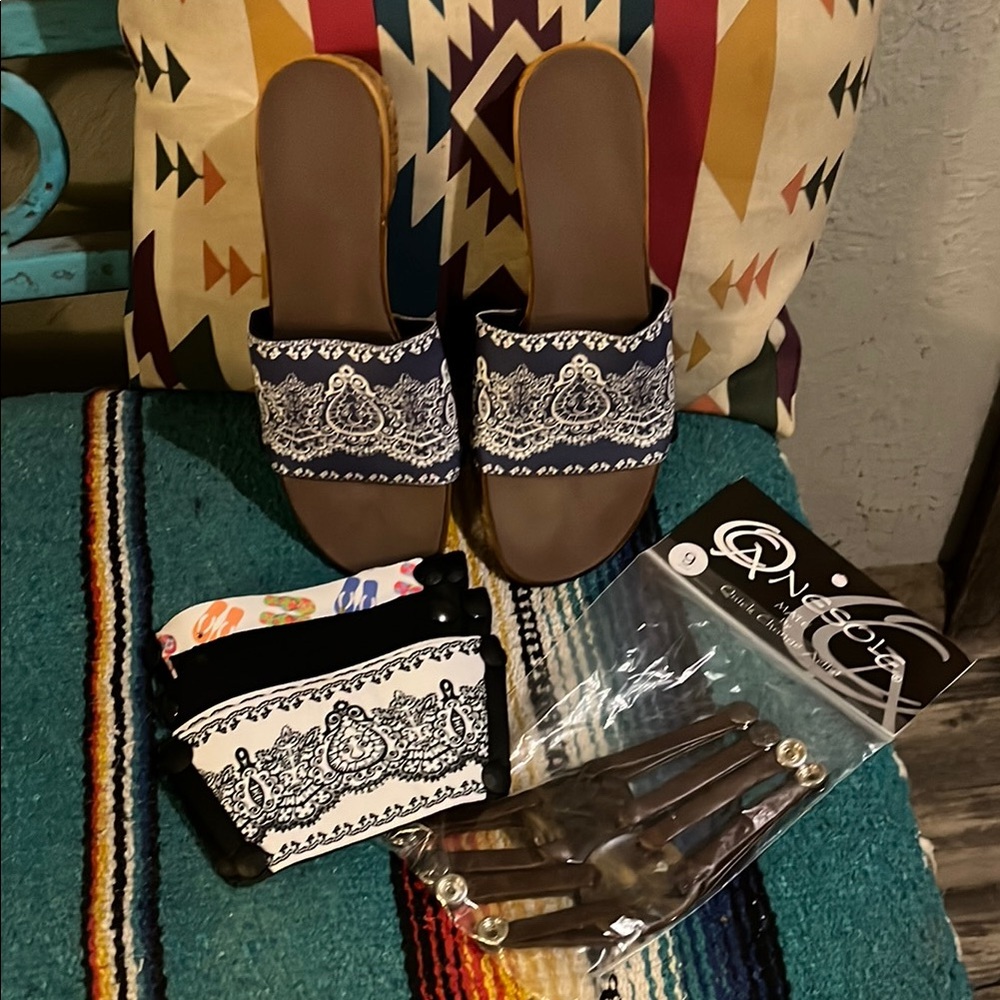 Onesole Navy and White Wedges